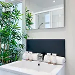 Champs-elysees Finest Flat * 파리