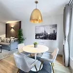 아파트 Champs-elysees Finest Flat *