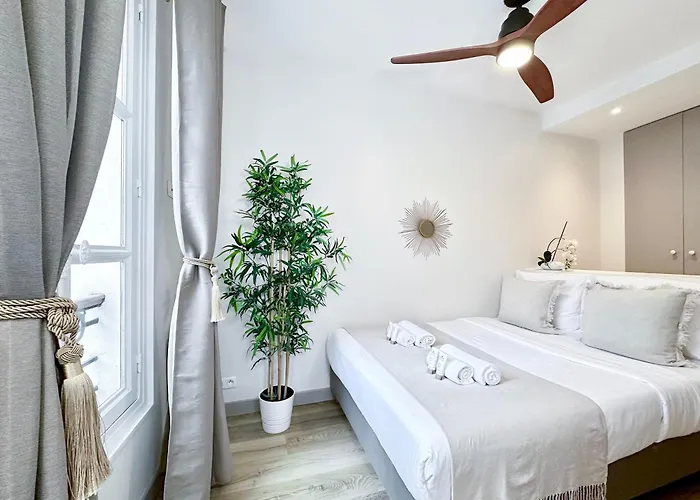 Champs-elysees Finest Flat * Париж